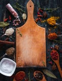 Especias e hierbas con la tabla de cortar en el fondo oscuro, visión superior, espacio de la copia imágenes de archivo libres de regalías Especias e hierbas con la tabla de cortar en el fondo oscuro, visión superior, espacio de la copia imágenes de archivo libres de regalías