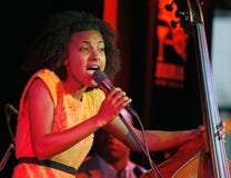 Esperanza Spalding esegue di concerto immagini stock libere da diritti Esperanza Spalding esegue di concerto immagini stock libere da diritti