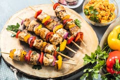 Espetos grelhados dos vegetais e da carne na tabela imagem de stock Espetos grelhados dos vegetais e da carne na tabela imagem de stock
