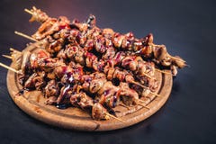 Espetos na grade, corações do no espeto da carne da galinha, fotos de stock Espetos na grade, corações do no espeto da carne da galinha, fotos de stock