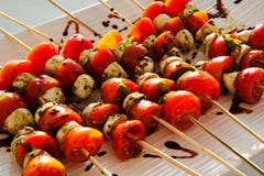 Espetos vegetais com exposição elegante Alimento de dedo em um evento de gama alta imagem de stock Espetos vegetais com exposição elegante Alimento de dedo em um evento de gama alta imagem de stock