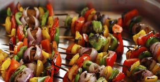 espetos vegetais grelhados mediterrâneos em um prato servindo imagens de stock espetos vegetais grelhados mediterrâneos em um prato servindo imagens de stock