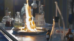Esplosione durante l'esperimento Esperimento infruttuoso nel laboratorio chimico Esplosione durante l'esperimento Esperimento infruttuoso nel laboratorio chimico