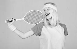 Esporte e entretenimento do t?nis Conceito do clube de t?nis T?nis louro ador?vel do jogo da menina Esporte para a sa?de de manut imagem de stock Esporte e entretenimento do t?nis Conceito do clube de t?nis T?nis louro ador?vel do jogo da menina Esporte para a sa?de de manut imagem de stock