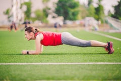 Esporte e saúde do tema Mulher caucasiano nova que faz o aquecimento, aquecendo os músculos, músculos abdominais de formação Barr fotos de stock Esporte e saúde do tema Mulher caucasiano nova que faz o aquecimento, aquecendo os músculos, músculos abdominais de formação Barr fotos de stock