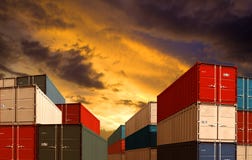 Esporti o importi le pile dei contenitori di carico di trasporto nel porto di notte immagine stock Esporti o importi le pile dei contenitori di carico di trasporto nel porto di notte immagine stock