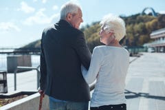 Esposa adorable y marido jubilados que sonríen el uno al otro fotografía de archivo libre de regalías Esposa adorable y marido jubilados que sonríen el uno al otro fotografía de archivo libre de regalías
