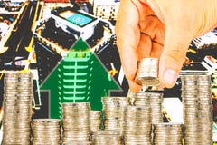 Esposizione concetto di attività bancarie dei soldi di risparmio e di finanza, speranza del concetto dell'investitore, mano masch Fotografia Stock Esposizione concetto di attività bancarie dei soldi di risparmio e di finanza, speranza del concetto dell'investitore, mano masch Fotografia Stock
