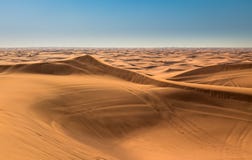 Esposizione di tramonto del deserto vicino al Dubai, Emirati Arabi Uniti immagine stock Esposizione di tramonto del deserto vicino al Dubai, Emirati Arabi Uniti immagine stock
