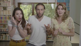 Espressione facciale di wow del gruppo di amici dello studente che sorprendono reazione nella stanza di studio - video d archivio Espressione facciale di wow del gruppo di amici dello studente che sorprendono reazione nella stanza di studio - video d archivio