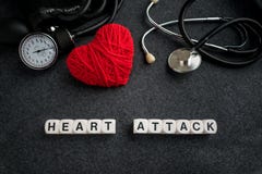 Esprima l'ATTACCO DI CUORE dai cubi bianchi con le lettere sul backgrou scuro fotografie stock libere da diritti Esprima l'ATTACCO DI CUORE dai cubi bianchi con le lettere sul backgrou scuro fotografie stock libere da diritti