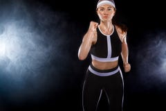 Esprinter atlético fuerte de la mujer, corriendo en el fondo negro que lleva en ropa de deportes Motivación de la aptitud y del d fotografía de archivo Esprinter atlético fuerte de la mujer, corriendo en el fondo negro que lleva en ropa de deportes Motivación de la aptitud y del d fotografía de archivo