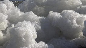 Espuma sucia en el agua y la costa almacen de metraje de vídeo Espuma sucia en el agua y la costa almacen de metraje de vídeo