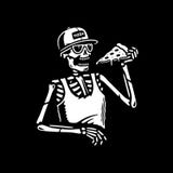 ESQUELETO EM UM TAMPÃO QUE COME A PIZZA ilustração stock ESQUELETO EM UM TAMPÃO QUE COME A PIZZA ilustração stock