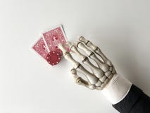 Esqueleto que apuesta al juego de tarjetas imágenes de archivo libres de regalías Esqueleto que apuesta al juego de tarjetas imágenes de archivo libres de regalías
