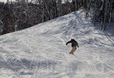Esquiador que faz 360 no ar Dia de inverno ensolarado frio na montanha imagens de stock Esquiador que faz 360 no ar Dia de inverno ensolarado frio na montanha imagens de stock