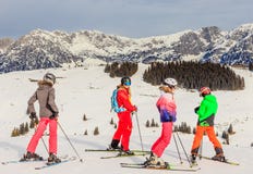 Esquiadores nas inclinações da estância de esqui Brixen im Thale, Tirol Fotos de Stock Esquiadores nas inclinações da estância de esqui Brixen im Thale, Tirol Fotos de Stock