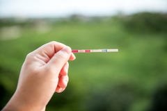 Essai de grossesse positif sur la bande image libre de droits Essai de grossesse positif sur la bande image libre de droits