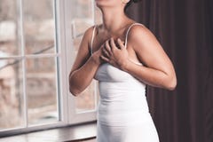 Essai de sein du ` s de femme, crise cardiaque, douleur au corps humain photo stock Essai de sein du ` s de femme, crise cardiaque, douleur au corps humain photo stock