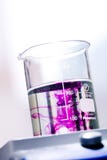 Essai en verre médical de pipette de becher image libre de droits Essai en verre médical de pipette de becher image libre de droits