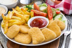 Essen Sie Mit Huhnernuggets Pommes Frites Salat Zu Mittag Stockfoto Bild Von Pommes Frites
