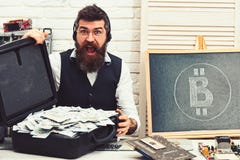 Essendo aperto a bitcoin Pantaloni a vita bassa barbuti con il simbolo ed i dollari del bitcoin Da biglietto a valuta cripto Bitc immagini stock libere da diritti Essendo aperto a bitcoin Pantaloni a vita bassa barbuti con il simbolo ed i dollari del bitcoin Da biglietto a valuta cripto Bitc immagini stock libere da diritti