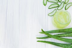 Essenza trasparente di vera dell'aloe con le foglie fresche fotografia stock libera da diritti Essenza trasparente di vera dell'aloe con le foglie fresche fotografia stock libera da diritti