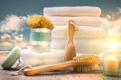 Essuie-main blancs avec des accessoires de bain photos stock Essuie-main blancs avec des accessoires de bain photos stock