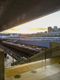 Estación de tren de Kyoto con puesta del sol fotografía de archivo Estación de tren de Kyoto con puesta del sol fotografía de archivo