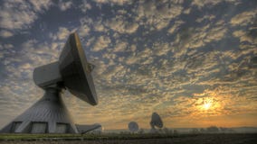 Estación terrestre por satélite almacen de video Estación terrestre por satélite almacen de video