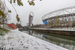 Estadio de Londres en la nieve, reina Elizabeth Olympic Park imagenes de archivo Estadio de Londres en la nieve, reina Elizabeth Olympic Park imagenes de archivo