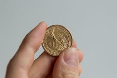 Estados Unidos uma moeda do dólar com Liberty Statue que está sendo guardado pelos dedos fotos de stock Estados Unidos uma moeda do dólar com Liberty Statue que está sendo guardado pelos dedos fotos de stock