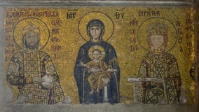 Estambul, Hagia Sophia Mosaico que representa la Virgen María con Jesús en sus brazos, emperador Juan II y emperatriz Irene imágenes de archivo libres de regalías Estambul, Hagia Sophia Mosaico que representa la Virgen María con Jesús en sus brazos, emperador Juan II y emperatriz Irene imágenes de archivo libres de regalías