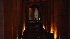 ESTAMBUL, TURQUÍA, EL 3 DE JUNIO DE 2017: Cisterna de la basílica del almacenamiento del agua subterránea ESTAMBUL, TURQUÍA, EL 3 DE JUNIO DE 2017: Cisterna de la basílica del almacenamiento del agua subterránea