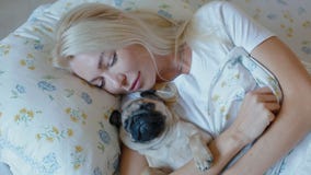 Estancia de la mujer en cama con barro amasado del perrito Estancia de la mujer en cama con barro amasado del perrito