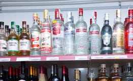 Estantes con la vodka y otras bebidas fuertes Fotos de archivo libres de regalías Estantes con la vodka y otras bebidas fuertes Fotos de archivo libres de regalías