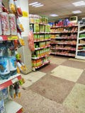 Estantes con los productos alimenticios en tienda imagen de archivo Estantes con los productos alimenticios en tienda imagen de archivo
