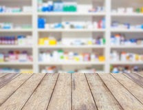 Estantes de la falta de definición de drogas en la farmacia imagen de archivo libre de regalías Estantes de la falta de definición de drogas en la farmacia imagen de archivo libre de regalías