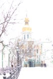Estasi il portone del Pechersk Lavra a Kiev, Ucraina La chiesa del portone della trinità nella neve di inverno fotografie stock libere da diritti Estasi il portone del Pechersk Lavra a Kiev, Ucraina La chiesa del portone della trinità nella neve di inverno fotografie stock libere da diritti