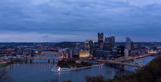 Estate che uguaglia panorama di Pittsburgh del centro, Pensilvania fotografia stock Estate che uguaglia panorama di Pittsburgh del centro, Pensilvania fotografia stock