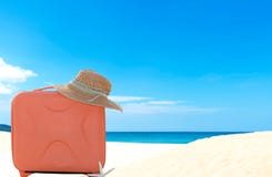 Estate che viaggia con la valigia e la donna anziane di modo, stella del pesce, vetri di sole, cappello Viaggi nel backg di festa immagine stock libera da diritti Estate che viaggia con la valigia e la donna anziane di modo, stella del pesce, vetri di sole, cappello Viaggi nel backg di festa immagine stock libera da diritti
