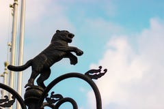 Estatua de cobre amarillo del león que dirige al cielo fotografía de archivo libre de regalías Estatua de cobre amarillo del león que dirige al cielo fotografía de archivo libre de regalías