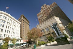 Estatua de García de San Francisco con la cruz delante del hotel de motor de la plaza en el distrito de la plaza de El Paso, Teja fotografía de archivo Estatua de García de San Francisco con la cruz delante del hotel de motor de la plaza en el distrito de la plaza de El Paso, Teja fotografía de archivo