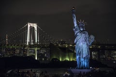 Estatua de la libertad en el área de Odaiba, Tokio fotografía de archivo libre de regalías Estatua de la libertad en el área de Odaiba, Tokio fotografía de archivo libre de regalías
