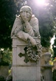 Estatua de la mujer que se aflige con una guirnalda de flores en su mano fotos de archivo Estatua de la mujer que se aflige con una guirnalda de flores en su mano fotos de archivo