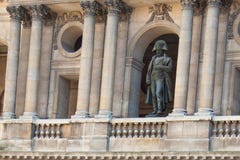 Estatua de Napoleon Bonaparte en su uniforme que mira abajo del balcón de Les Invalides imagen de archivo libre de regalías Estatua de Napoleon Bonaparte en su uniforme que mira abajo del balcón de Les Invalides imagen de archivo libre de regalías