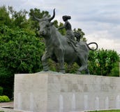 Estatua de un toro con cuernos grandes y una mujer que se sienta en él fotos de archivo Estatua de un toro con cuernos grandes y una mujer que se sienta en él fotos de archivo