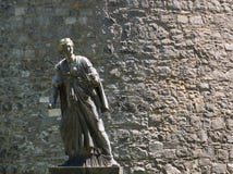 Estatua de una mujer en Kilkenny delante de una pared fotografía de archivo Estatua de una mujer en Kilkenny delante de una pared fotografía de archivo