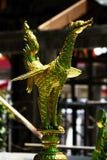 Estatua del oro del cisne en el extremo del polo de la lámpara Imagen de archivo libre de regalías Estatua del oro del cisne en el extremo del polo de la lámpara Imagen de archivo libre de regalías