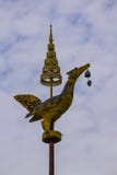 Estatua del oro del cisne en el extremo del polo de la lámpara Fotografía de archivo Estatua del oro del cisne en el extremo del polo de la lámpara Fotografía de archivo